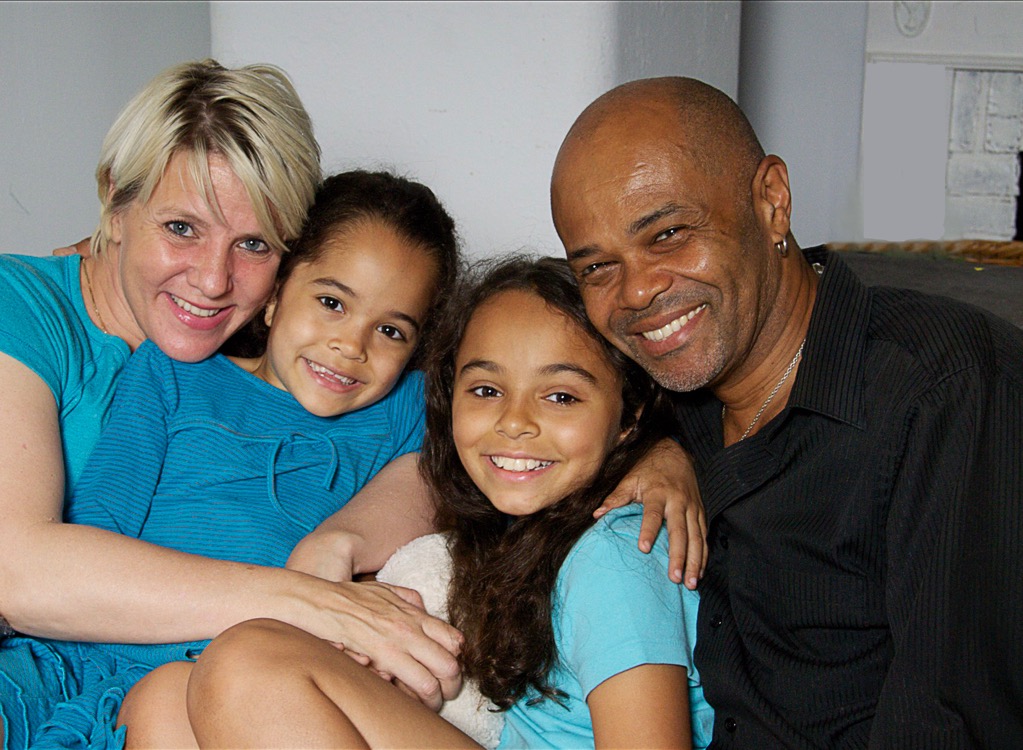 BOBBY HARDEN - SINGER & PIA - ARTIST WITH TWO DAUGHTERS